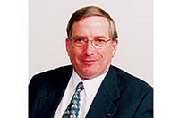 
	【写真上】若きフィールズ社長は、フォード高級ブランド群の長へ。
	【写真下】マツダの次期社長、ルイス・ブース氏。
	 