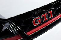 ディテールを見ると赤い「GTI」バッジも「クラブスポーツ」の専用装備（通常モデルはシルバー）。ハニカムグリルには、光沢のある塗装が用いられている。
