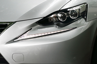 レクサス車共通のアイコンとなっている、L字型のポジショニングランプ。新型「IS」では、コンビランプの外側前方に独立して配される。
    