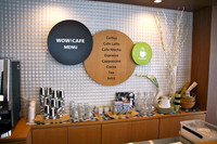 クルマ情報を眺めながらくつろげる「WOW!CAFE」。各種ドリンクが楽しめる。