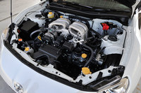 エンジンについては吸排気系を改良するとともに各部の摩擦抵抗を低減。最高出力を219psに、最大トルクを22.1kgmに高めている。