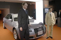 
	アウディジャパンのヨハン・ダ・ネイスン代表取締役社長と、アウディAGの和田智シニアデザイナー。
	ダ・ネイスン社長によれば、2004年初頭に発表した「A8」は、約5ヶ月で301台、3ドアコンパクト「A3」は前年比74％アップの1092台を販売するなど、アウディジャパンの業績は好調。発表会では、年間1万3500台の販売目標を、「1万4000台プラスアルファに上方修正」すると表明した。
	 