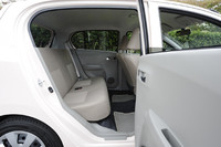 前後乗員間距離は930mm。コンパクトなボディながら、大人4人がしっかり座れる室内空間を確保したという。