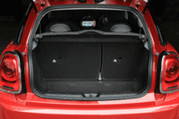 ラゲッジルームの容量は211リッター。後席には6：4分割の分割可倒機構が備わる。（写真をクリックすると、シートの倒れる様子が見られます）
    