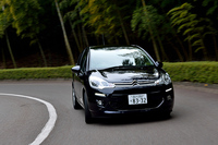 「C3」は2013年6月のマイナーチェンジでフロントマスクを一新。新デザインのラジエーターグリルが採用され、ヘッドランプの下にはLEDランプが追加された。