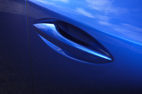 細部のデザインや演出にもこだわったという「NX」。ドアハンドル（写真）は、キーシリンダーが目立たない形状になっている。その周辺部分は電子キーを携帯して近づくだけでライトアップされ、消灯時のアクションは、レクサスいわく“ふすまを閉めるテンポ”で行われる。
    