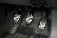 「マーチ ボレロA30」に装備される、アルミ製のABCペダルとフットレスト。