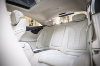 リアシートには大人が無理なく座れるヘッドルームとレッグルームが確保されている。