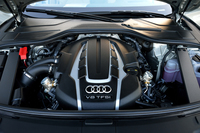 「A8 4.0 TFSIクワトロ」に搭載される4リッターV8ツインターボユニットは435psと61.2kgmを発生する。