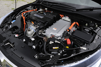 ボンネットの下には、2リッター直4エンジンのほか、ジェネレーターやモーターと、それらの制御や駆動電圧の昇圧などを行うPCU（パワーコントロールユニット）などがぎっしりと収まっている。