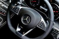 「AMGライン」オプションを選択すると、「AMGスポーツステアリング」が装着される。