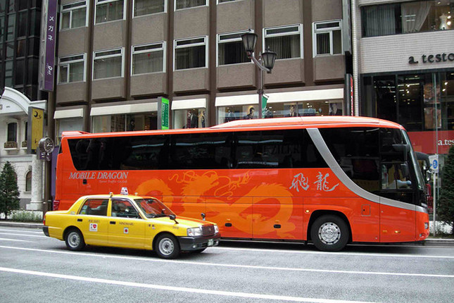 銀座で。中国人観光客用のバス。