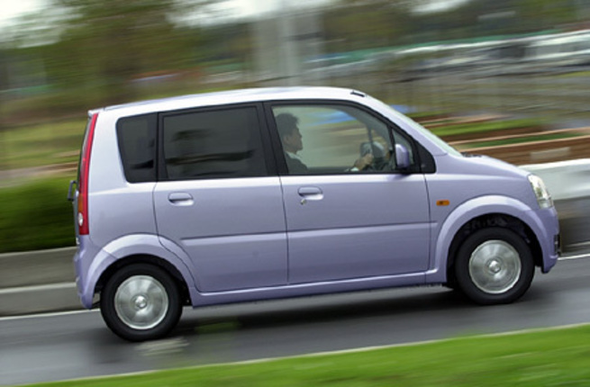 【スペック】全長×全幅×全高＝3395×1475×1630mm/ホイールベース＝2390mm/車重＝790kg/駆動方式＝FF/0.66リッター直3DOHC12バルブ（58ps/7600rpm、6.5kgm/4000rpm）/車両本体価格＝94.8万円（テスト車＝102.8万円）