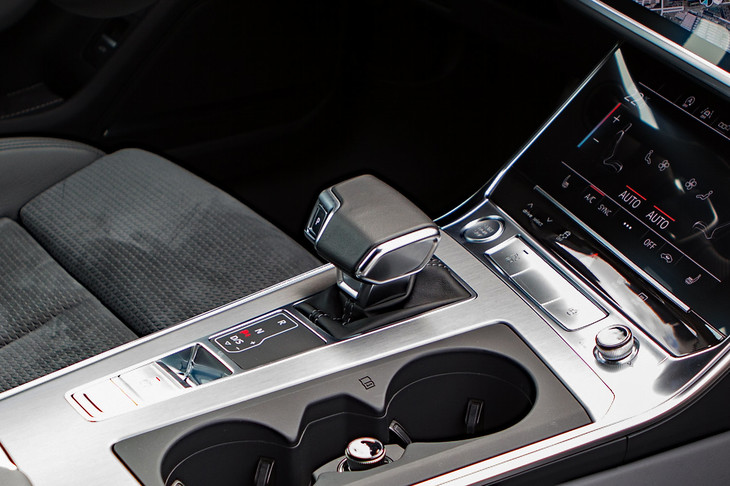 センターコンソールに備わるシフトセレクター。トランスミッションには「55 TFSI」などと同じく、7段のデュアルクラッチ式ATが搭載される。