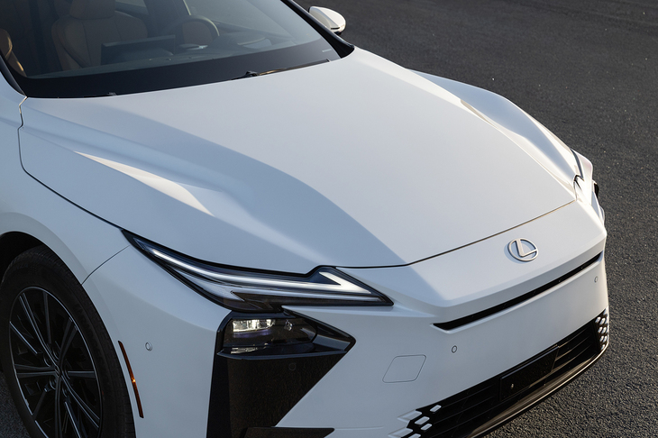 コンセプトカー「LF-ZC」に着想を得たというアグレッシブなフロントマスクが目を引く。「L」バッジの下にある細長いエアインテークはBEV版には備わらない。