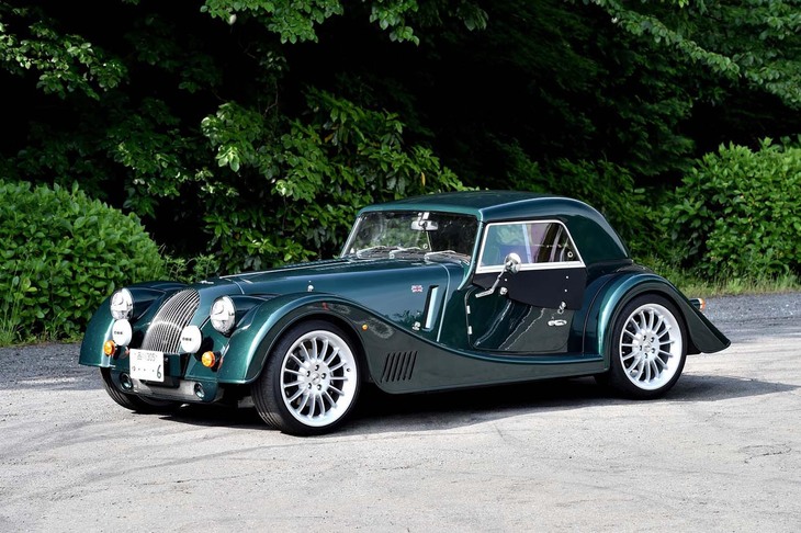 【モーガン・プラスシックス ツーリングのスペック】
	ボディーサイズ：全長×全幅×全高＝3890×1756×1220mm／ホイールベース：--mm／車重：1075kg（乾燥重量）／駆動方式：FR／エンジン：3リッター直6 DOHC 24バルブ ターボ／トランスミッション：8段AT／最高出力：340PS（250kW）/5000rpm／最大トルク：500N・m（51.0kgf・m）／タイヤ：（前）225/35ZR19 88Y／（後）245/35ZR19 93Y（コンチネンタル・スポーツコンタクト6）／
	燃費：38.2mpg（約13.5km/リッター）／価格：1518万円
	
	【取材時の燃費データ】
	テスト距離： 208.3km（市街地1：高速道路7：山岳路2）／使用燃料：19.4リッター（ハイオクガソリン）／参考燃費：10.7km/リッター（満タン法）