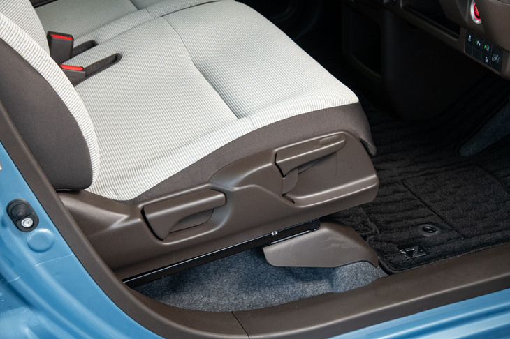 運転席にはスライドおよびリクライニング機構に加え、調整幅50mmのシートハイトアジャスターも装備されている。