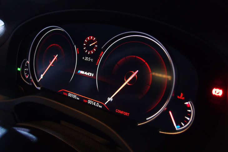 BMW X4 M40i（メーターパネル）