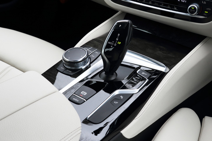 8段ATのシフトセレクターやインフォテインメントシステムのコントローラーが備わるセンターコンソール。走行モードの切り替えスイッチも、ここに配されている。