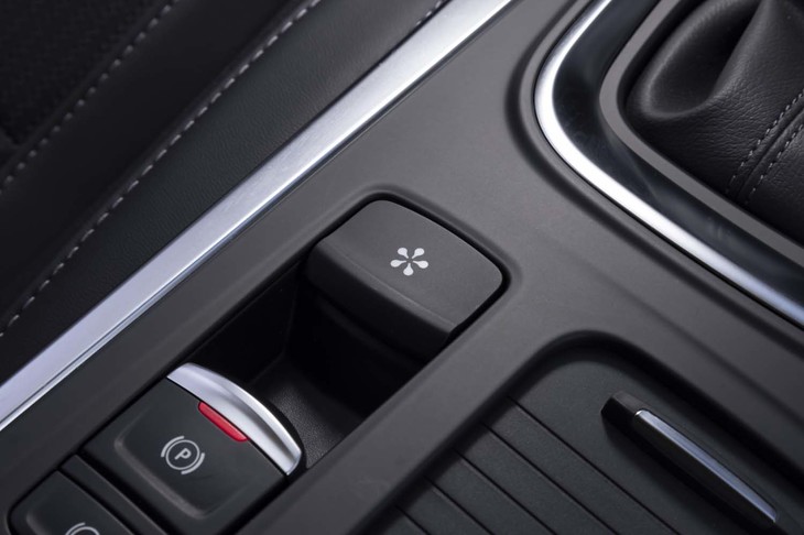 ドライブモードやアンビエントライトカラーなどを変えられる「ルノーマルチセンス」のスイッチはセンターコンソールにレイアウトされる。