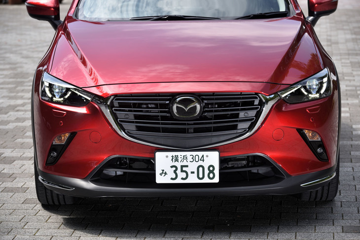 フロントまわりは、ラジエーターグリルのデザインを変更。グロスブラックのフォグランプベゼルも採用された。