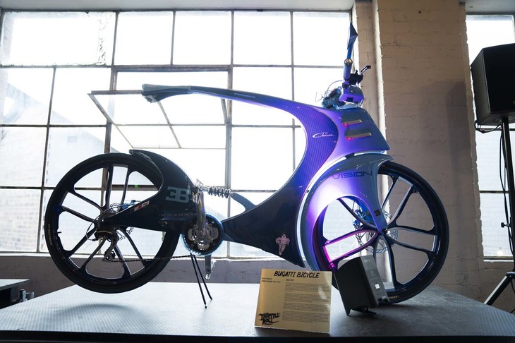 2015年に発表されたブガッティのコンセプトカー「ブガッティ・ビジョン グランツーリスモ」の大ファンであるオーナーが、自転車でそれを再現。すべてオーナーの手作りだが、そのクオリティーやボディーラインの美しさは、趣味のレベルを大きく超越している。