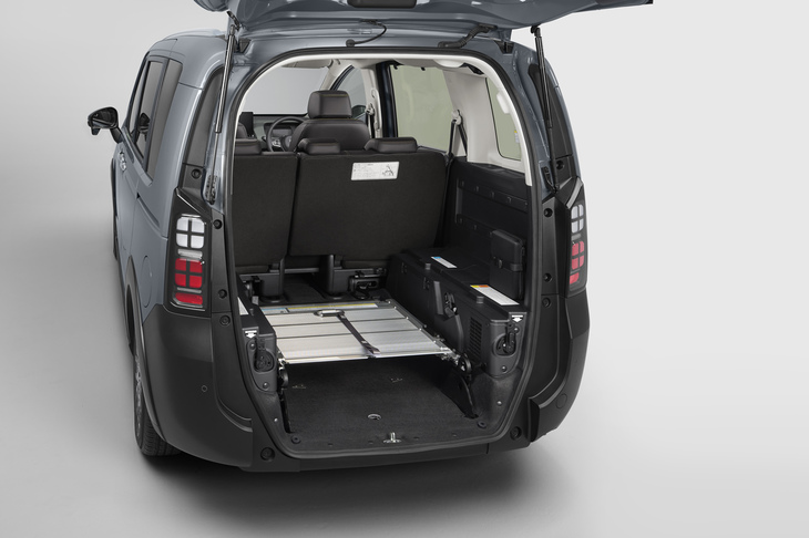 スロープを畳み前方に倒せば、2段収納のタップリとした容量のラゲッジスペースとして使える。新型「フリード」から「スロープ」が型式指定車両となったので、持ち込み登録の手間が省ける。誰が購入しても消費税は非課税。