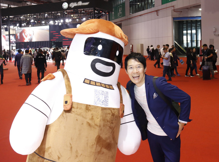 平成30年4月、上海モーターショーで。これからも興味の向くまま、各地の自動車事情をお伝えする次第。