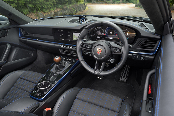 この試乗車はエクステリアの「ゲンチアンブルー」に合わせたインテリアパッケージをチョイス。センターコンソールやダッシュボードにブルーのパネルがあしらわれる。