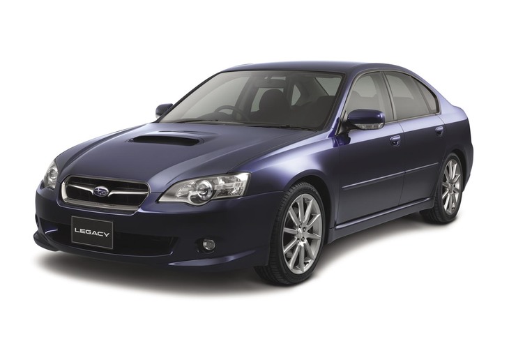 こちらは、2003年にデビューした4代目「レガシィ」（セダン）。その面影が最新型にも見られるという声が聞かれるが、いかが？