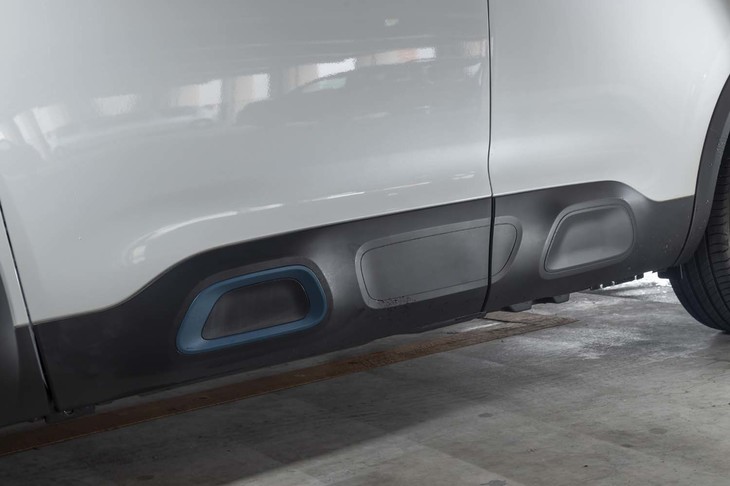 外観における純エンジン車とのちがいはごくわずか。ボディーサイドやバンパーを飾る「エアバンプ」にはブルーのアクセントがあしらわれる。