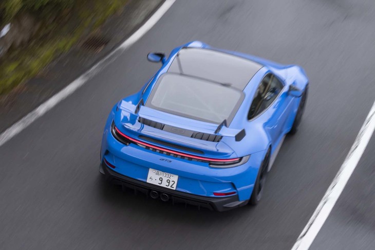 【ポルシェ911 GT3のスペック】
	ボディーサイズ：全長×全幅×全高＝4573×1852×1279mm／ホイールベース：2457mm／車重：1490kg／駆動方式：RR／エンジン：4リッター水平対向6 DOHC 24バルブ／トランスミッション：7段AT／最高出力：510PS（375kW）/8400rpm／最大トルク：470N・m（47.9kgf・m）/6100rpm／タイヤ：（前）255/35ZR20 97Y XL／（後）315/30ZR21 105Y XL（グッドイヤー・イーグルF1スーパースポーツR）／燃費：12.4リッター/100km（約8.1km/リッター、欧州複合サイクル）／価格：2296万円
	
	【取材時の燃費データ】
	テスト距離：289.1km（市街地1：高速道路7：山岳路2）／使用燃料：38.9リッター（ハイオクガソリン）／参考燃費：7.4km/リッター（満タン法）／7.6km/リッター（車載燃費計計測値）