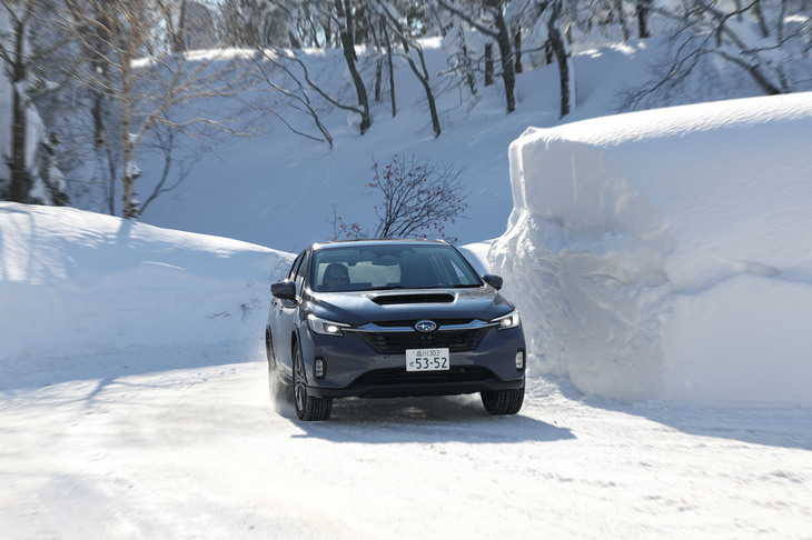 高い雪壁の続く八甲田山系のワインディングロードを行く「レヴォーグ レイバック」。最低地上高はベースモデルより55mm高い200mmで、車高も70mm高められている。