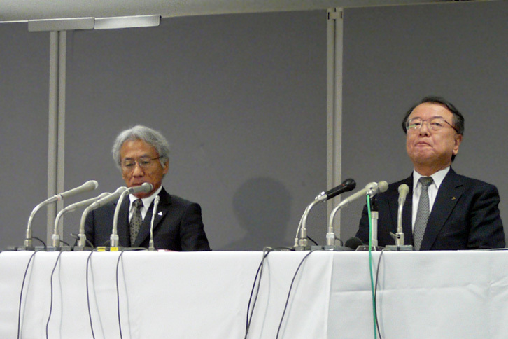 電動パワートレイン用のバッテリートラブルは日本でも発生した。写真は2013年に起きたバッテリーの不具合について、調査経過を報告する、当時の三菱自動車の幹部。左は中尾龍吾常務取締役で、右は大道正夫常務執行役員。