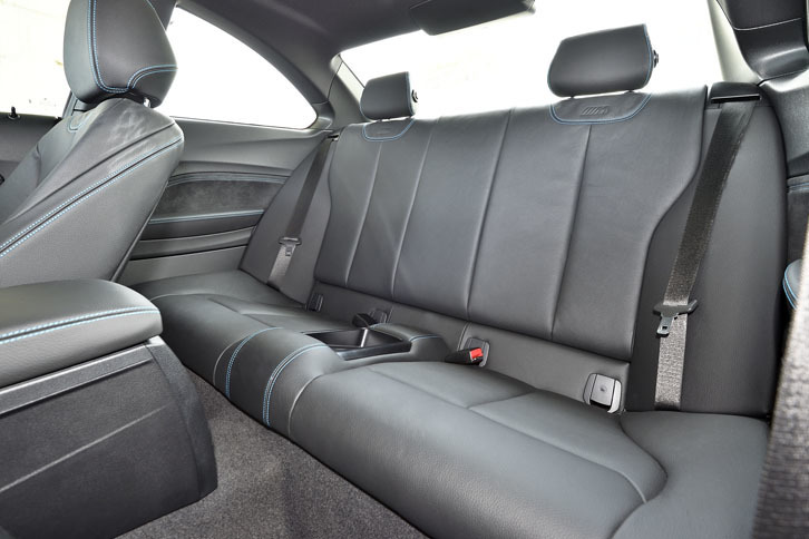 後席は2人用。乗車定員は4人。