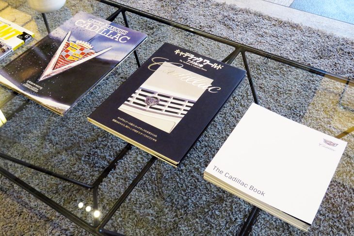 テーブルには、キャデラックの世界観を紹介する冊子が置かれていた。