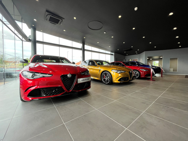 アルファ・ロメオのコーナー。熱心かつ富裕なイタリア車ファンが多い英国を象徴し、ハイグレードかつインパクトある塗色の仕様が並ぶ。