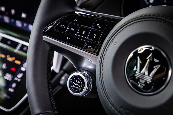 左のステアリングスポーク下部にエンジンのスタート／ストップスイッチを配置。今回の試乗車両では、4万円の有償オプションとなるヒーテッドレザーステアリングホイールが選択されていた。
