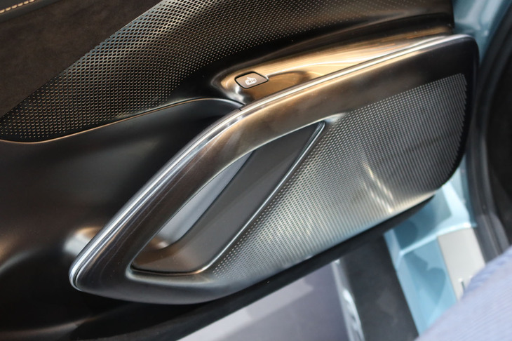 フェラーリ12チリンドリ（運転席側ドアパネル）