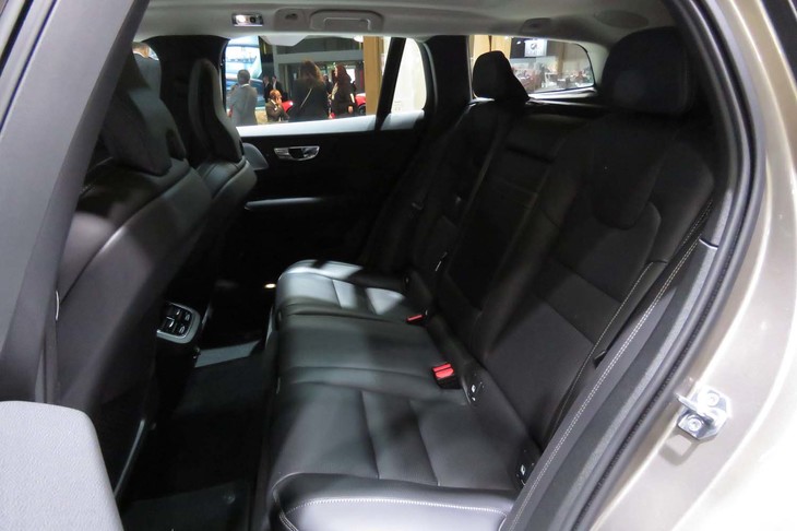 ボルボV60 T6 AWDインスクリプション（リアシート）