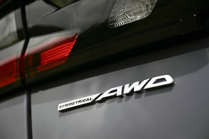 スバル・レヴォーグ レイバック リミテッドEX（「SYMMETRICAL AWD」のバッジ）