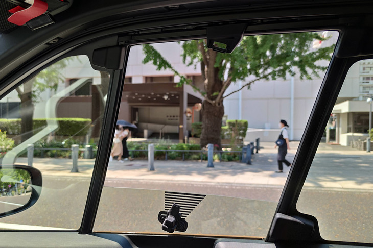 「C＋pod」のドアウィンドウは手動で開け閉めできる。