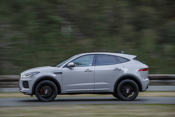 試乗した「EペースR-Dynamic S」のボディーカラーは「ボラスコグレー」。245/45R20サイズの「ピレリ・スコーピオンゼロ」タイヤが装着されていた。