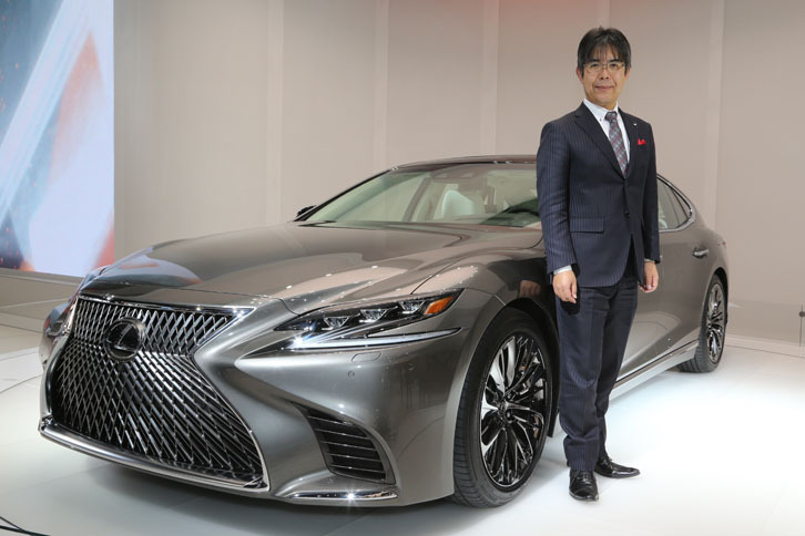 新型「レクサスLS」と開発を担当した旭 利夫チーフエンジニア。