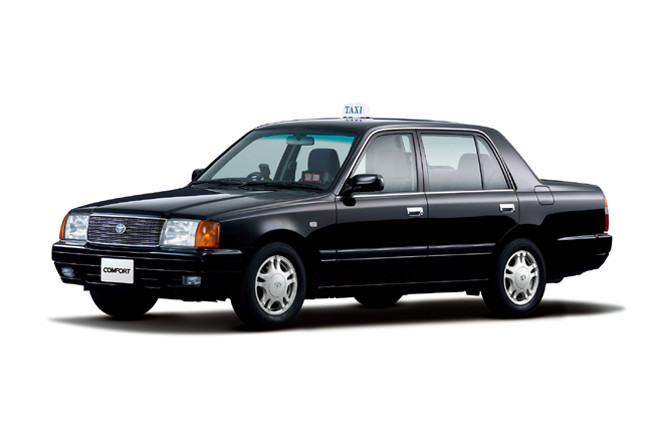 1995年から2018年までの長きにわたり販売された「クラウン コンフォート」。姉妹車の「クラウン セダン」ともども、今もタクシーとしてけなげに活躍している。