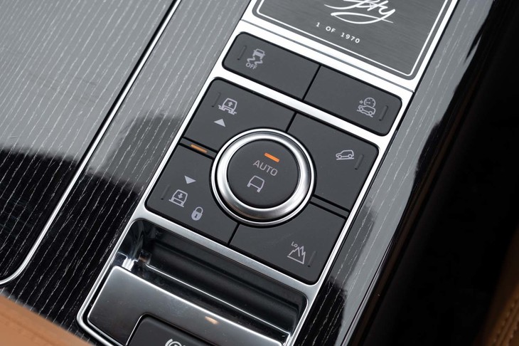 車高調整やローレンジへの切り替えスイッチはセンターコンソールに集約されている。丸い部分を押すと「テレインレスポンス2」のモード変更ダイヤルがせり上がり、再び押し込むと「オート」モードに戻る。