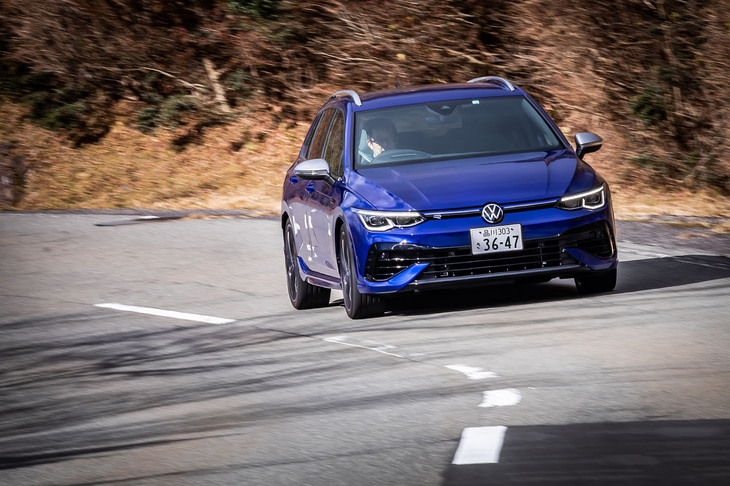 シャシーは先代の「MQB」を強化・軽量化した「MQBエボ」で、サスペンションはフロントがストラット式、リアが4リンク式となる。試乗車には可変ダンパーの「DCC」と19インチタイヤをセットにした22万円のオプション「DCCパッケージ」が装着されていた。