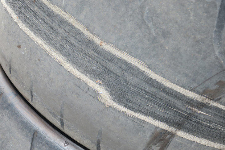 （写真B）近くで見たらこの通り。ゴムが剝がれて、内側のベルトが見えてしまっていたのだ。うーむ。こんなになるまでタイヤの状態に気づかないとは。己が鈍感さにあきれるばかりである。