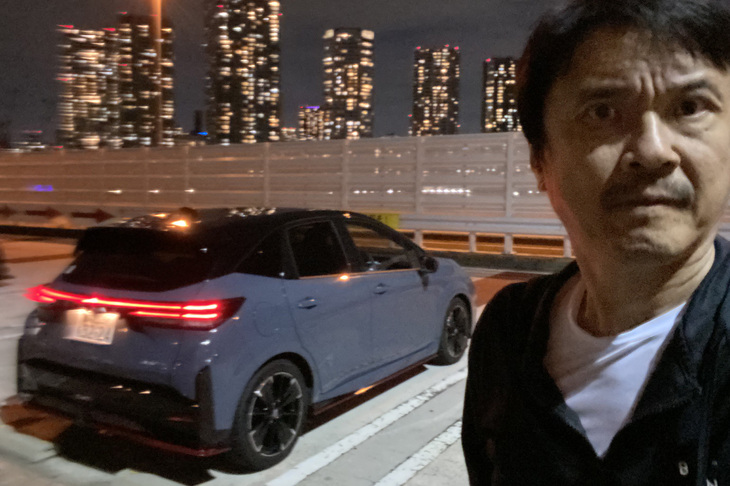 2024年7月18日に発売された「ノート オーラNISMO」のマイナーチェンジモデル。注目は高性能4WDモデル「オーラNISMOチューンドe-POWER 4WD」の登場である。今回はその駿馬を駆り、夜の首都高に出撃した。