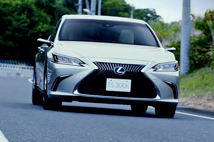 2018年10月末の国内デビューが予定されている新型「レクサスES」。「デジタルアウターミラー」搭載車のサイドミラー部は、ご覧の通り従来の自動車とは一風変わっている。